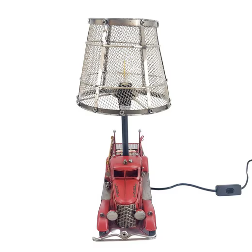 FORMANO Tischleuchte Feuerwehrauto von vorne, rotes Oldtimer-Fahrzeug mit antik-silbernem Metallschirm