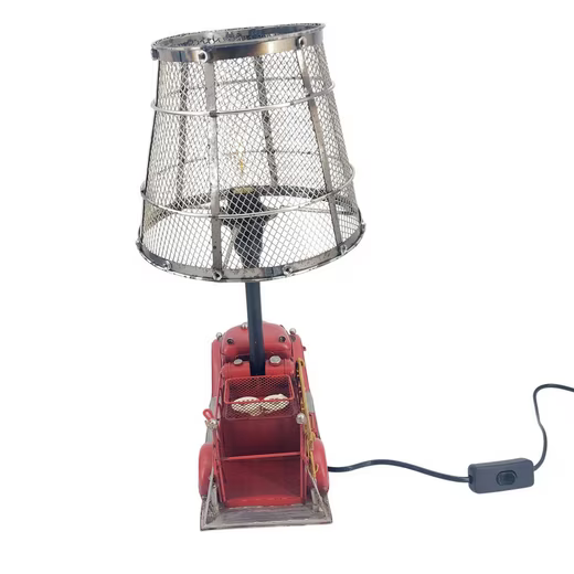 Tischlampe Feuerwehrauto von hinten mit Blick auf die Ladefläche und antik-silbernem Metallschirm