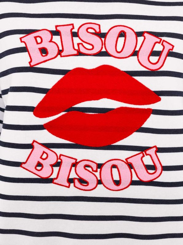 Sweatshirt Bisou Zwillingsherz – Detailansicht Bisou-Schriftzug & roter Lippen-Patch
