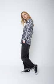 Emily van den Bergh Damen Shirtbluse mit V-Ausschnitt – Leo Print in Grautönen