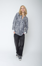 Emily van den Bergh Damen Shirtbluse mit V-Ausschnitt – Leo Print in Grautönen