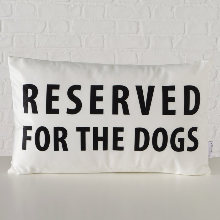 Kissen Reserved for the Dogs – Frontansicht vor weißer Ziegelwand