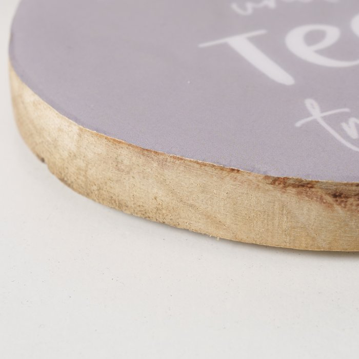 Untersetzer Tee – Nahaufnahme Holzkante Mangoholz emailliert