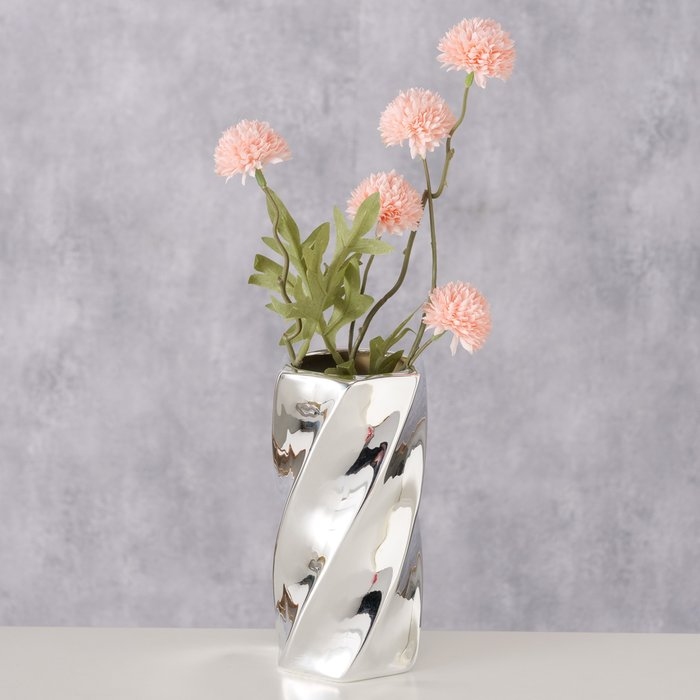 Vase Vilde Silber mit rosa Blumen vor grauem Hintergrund