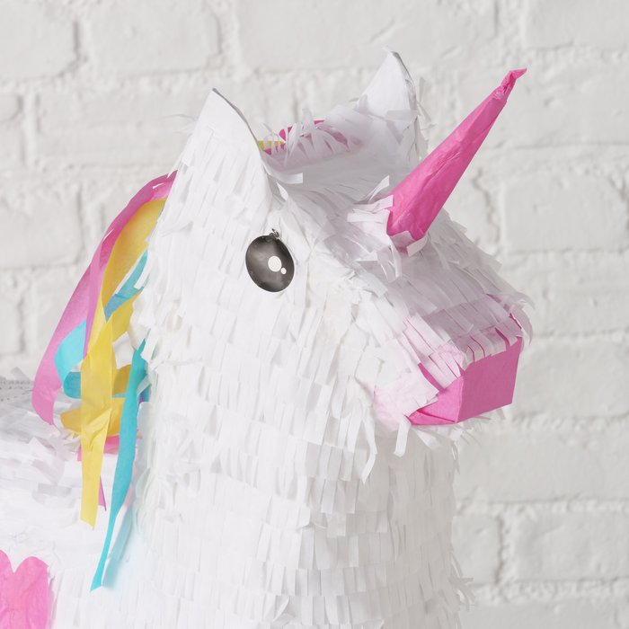 Einhorn Piñata Detailaufnahme Kopf mit pinkem Horn und Regenbogenmähne