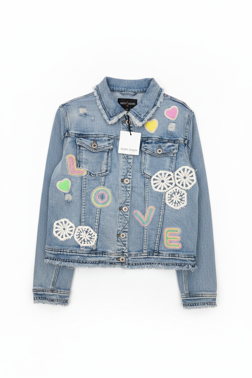 Verspielte Jeansjacke mit bunten LOVE-Patches, Herzen und Häkelapplikationen von Secret Season – Boho-Style in Hellblau, weißer Hintergrund